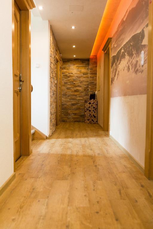 Alpinhome Tux Room photo